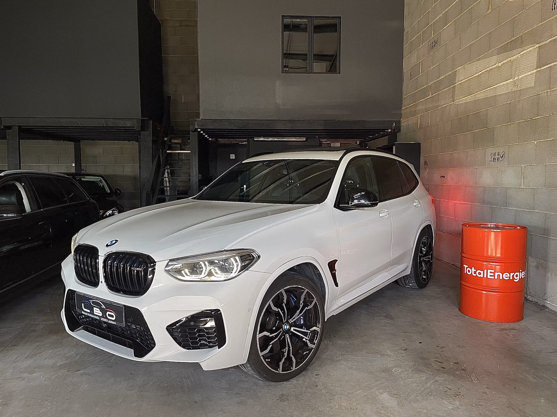 Véhicule sur le pont élévateur dans l’atelier du Garage LBO à Lempdes