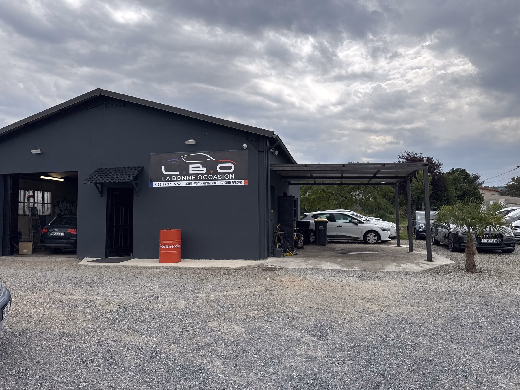 Façade du Garage LBO à Lempdes, enseigne L.B.O La Bonne Occasion et parc de véhicules