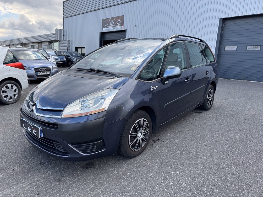 Citroën Grand C4 Picasso photographié devant le Garage LBO à Lempdes