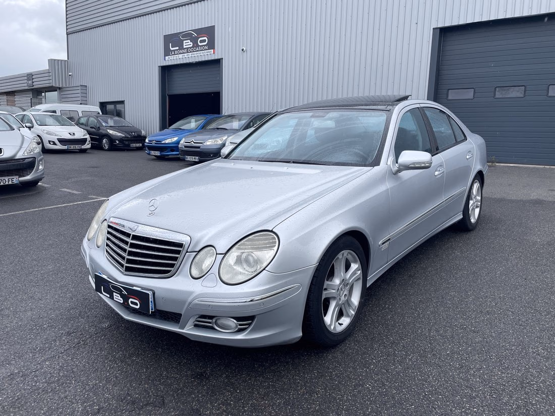 Mercedes Classe E grise photographiée devant le hangar du Garage LBO à Lempdes