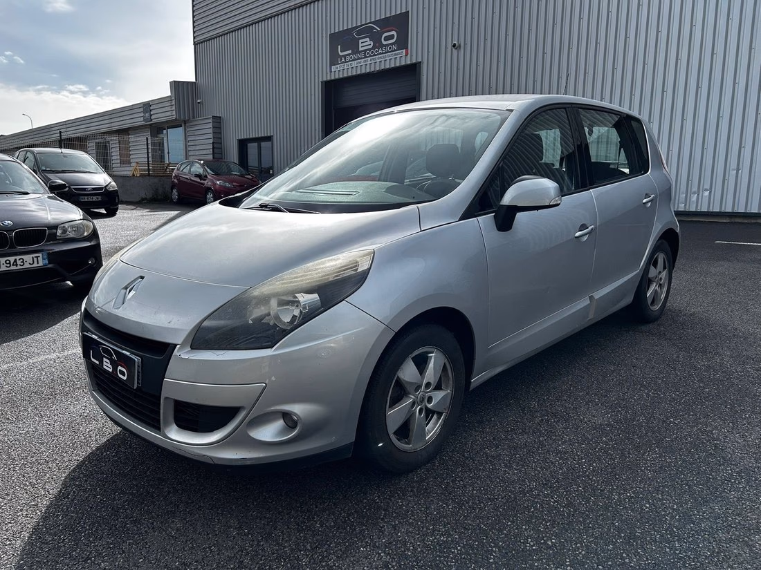 Renault Scénic gris photographié devant le hangar du Garage LBO à Lempdes