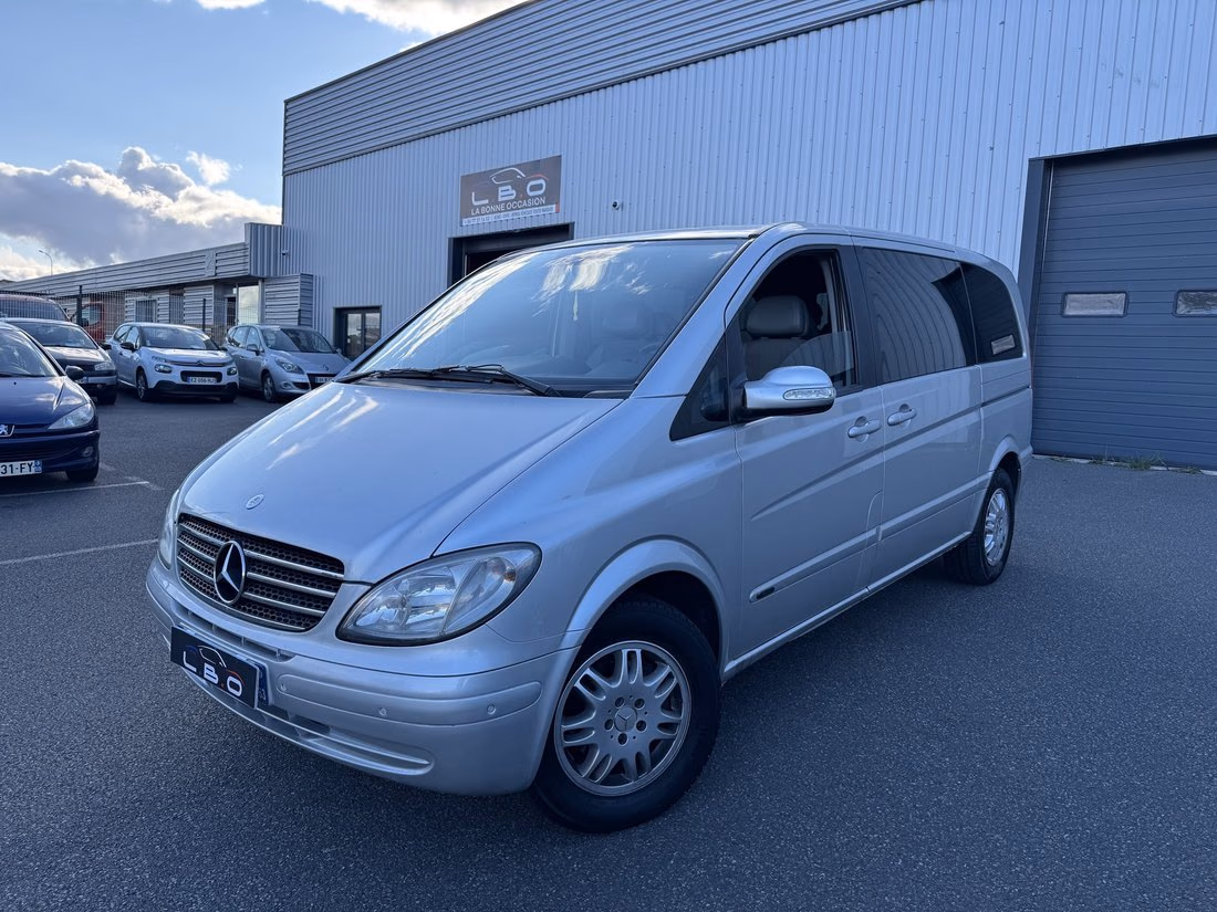 Mercedes Viano gris photographié devant le Garage LBO à Lempdes